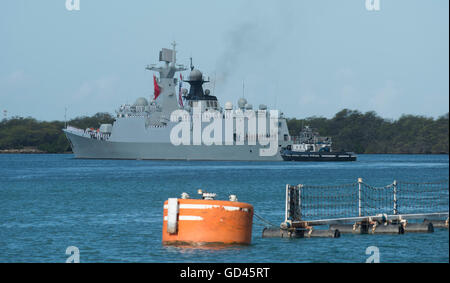 Honolulu, Etats-Unis. 12 juillet, 2016. Missile chinois "frégate Hengshui' quitte le Pearl Harbor à Hawaï, aux États-Unis, le 12 juillet 2016. La flotte chinoise de "missiles de Xi'an', 'frégate missiles Hengshui' et 'navire' Lac Gaoyou a quitté le Pearl Harbor pour la phase en mer de la Rim of the Pacific (RIMPAC) 2016 mardi. © Yang Lei/Xinhua/Alamy Live News Banque D'Images