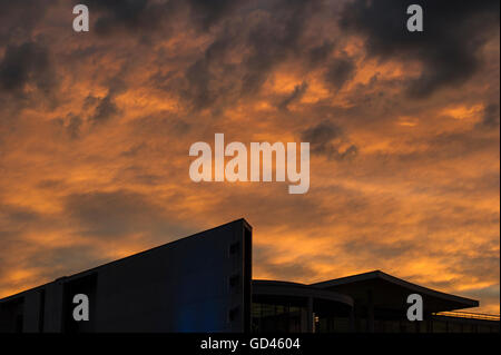 Berlin, Allemagne. 12 juillet, 2016. Le ciel brille au-dessus d'orange Paul Loebe chambre à Berlin, Allemagne, 12 juillet 2016. Photo : Paul Zinken/dpa/Alamy Live News Banque D'Images