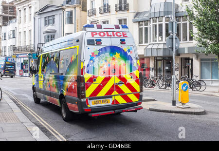 Brighton UK 13 Juillet 2016 - un fourgon de police décoré dans l'arc-en-ciel de couleurs de fierté de la conduite dans les rues de Brighton aujourd'hui prêt pour l'assemblée annuelle Brighton Pride Parade qui a lieu le 6 août Photo prise par Simon Dack Banque D'Images