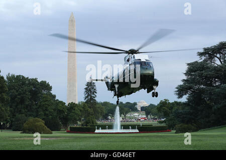 Washington, District de Columbia, Etats-Unis. 12 juillet, 2016. Avec le président des États-Unis Barack Obama et la Première Dame Michelle Obama à bord, un marin débarque sur la pelouse Sud de la Maison Blanche avec le 12 juillet 2016 à Washington, DC. L'Obamas revenaient de Dallas où ils ont assisté à un service commémoratif pour les cinq officiers de police de Dallas qui ont été tués par un tireur d'La semaine dernière au cours d'une vie noir Question démonstration.Crédit : Chip Somodevilla/Piscine via CNP © Chip Somodevilla/CNP/ZUMA/Alamy Fil Live News Banque D'Images