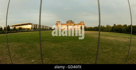 Berlin, Allemagne. 12 juillet, 2016. Le Reichstag brille dans des tons jaune doré à la lumière du soleil couchant à Berlin, Allemagne, 12 juillet 2016. Photo : Paul Zinken/dpa/Alamy Live News Banque D'Images