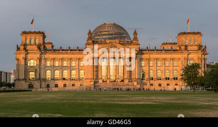 Berlin, Allemagne. 12 juillet, 2016. Le Reichstag brille dans des tons jaune doré à la lumière du soleil couchant à Berlin, Allemagne, 12 juillet 2016. Photo : Paul Zinken/dpa/Alamy Live News Banque D'Images
