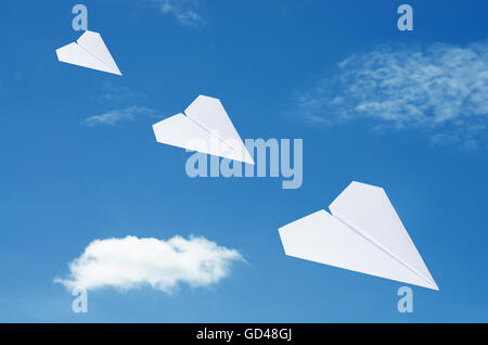 Paper plane au-dessus de nuages avec ciel bleu. Banque D'Images