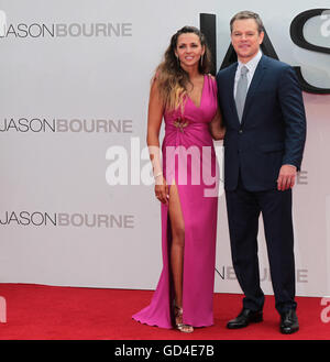 Luciana Barroso et Matt Damon Jason Bourne assiste à la première du film à Londres, le 11 juillet 2016 Banque D'Images