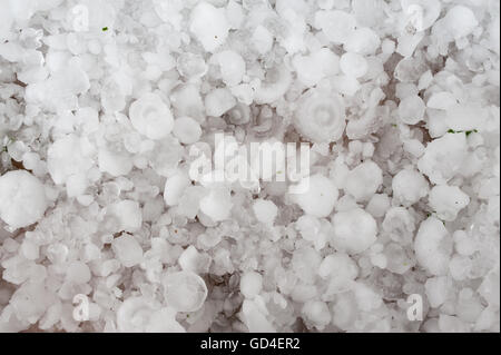 Gros grêlons sur le sol après une tempête de grêle Banque D'Images