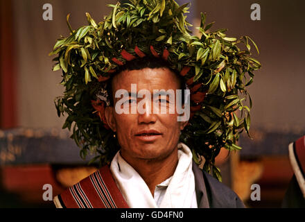 L'homme avec la couronne de feuilles traditionnelles Banque D'Images