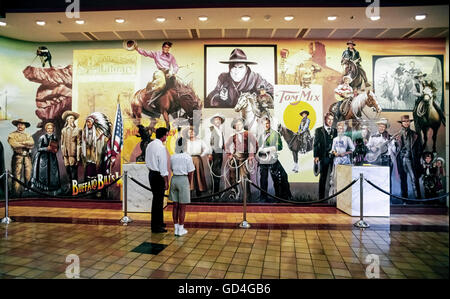 Essayez de reconnaître les visiteurs du célèbre Hollywood stars de cinéma et de télévision qui sont en vedette dans cette exposition au Musée d'Autry l'Ouest américain dans Griffith Park à Los Angeles, Californie, USA. Connu sous le nom de America's favorite cow-boy chantant, Gene Autry est lui-même vu ici jouant une guitare d'équitation. Il y a plus de 21 000 objets dans les collections du musée, qui vont de l'armes à feu à des costumes du film indien à la poterie et les peintures de l'Ouest. Autry a créé le musée en 1988, 10 ans avant sa mort à l'âge de 91 ans. Banque D'Images