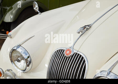 Un Jaguar XK 150 exposées à un rallye de voitures anciennes à Llancaiach Fawr Manor, au Pays de Galles, Royaume-Uni. Banque D'Images