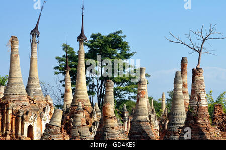 Shwe Inn Dein temple complexe, au Lac Inle, Myanmar. Photo prise lors d'un Intrepid guidée de Myanmar, anciennement connu sous le nom de Birmanie. Banque D'Images