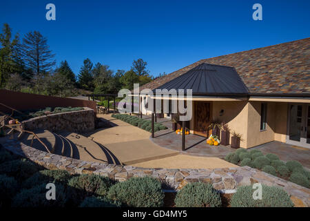 Salle de dégustation de vins au vignoble 7 & 8 au printemps 4028 Mountain Road à l'ouest de la ville de Sainte-Hélène de la Napa Valley en Californie Banque D'Images