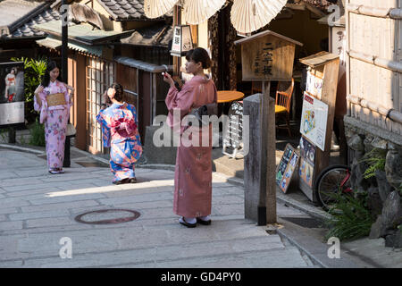 Vue vers le bas sur l'une des rues les plus populaires dans le quartier higashiyama vieille ville de Kyoto. Banque D'Images