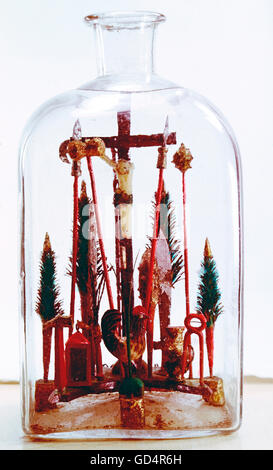 Beaux-arts, l'art populaire, impossible bouteille avec Crucifixion et de l'Arma Christi, de verre, de la Suisse, 19e siècle, musée suisse du folklore, Bâle, l'artiste n'a pas d'auteur pour être effacé Banque D'Images