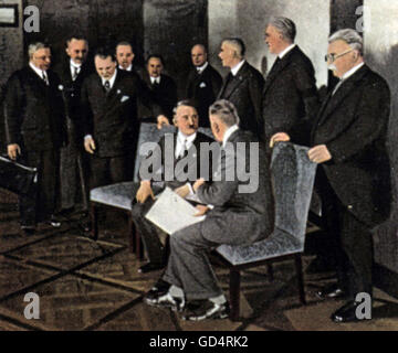 Nazisme / National socialisme, prise de pouvoir, Chancelier du Reich Adolf Hitler avec son cabinet, Chancellerie du Reich, Berlin, 30.1.1933, photo colorée, carte à cigarettes, série 'Die Nachkriegszeit', 1935, droits additionnels-Clearences-non disponible Banque D'Images