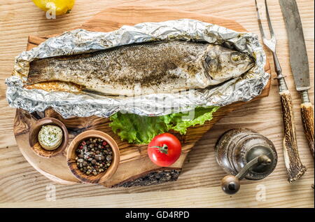 Bar grillé poissons sur le sol en bois. Banque D'Images