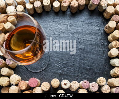 Wine corks disposés comme cadre sur le graphite. Banque D'Images