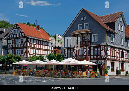 La place de marché, maisons à colombages, street restaurant, Biedenkopf ville, district de Marburg-Biedenkopf, Hesse, Allemagne Banque D'Images