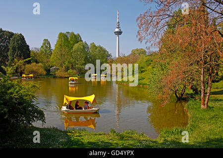 Gondoletta bateaux, Kutzer étang, tour de télévision, Luisenpark, Mannheim, Baden-Wurttemberg, Germany Banque D'Images