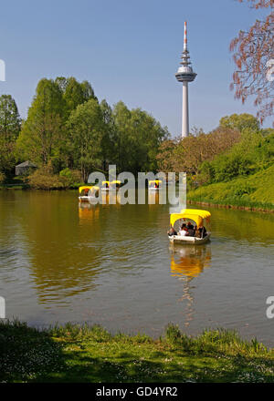 Gondoletta bateaux, Kutzer étang, tour de télévision, Luisenpark, Mannheim, Baden-Wurttemberg, Germany Banque D'Images