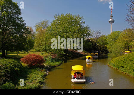 Gondoletta bateaux, Kutzer étang, tour de télévision, Luisenpark, Mannheim, Baden-Wurttemberg, Germany Banque D'Images