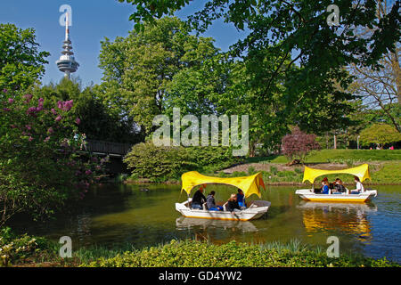 Gondoletta bateaux, Kutzer étang, tour de télévision, Luisenpark, Mannheim, Baden-Wurttemberg, Germany Banque D'Images