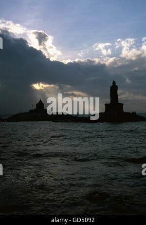 Lever du soleil sur Swami Vivekanand Memorial Rock , Kanyakumari Banque D'Images