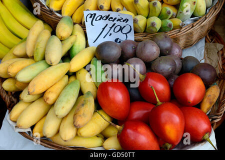 Vente de fruits, marché couvert, Funchal, Madeira, Portugal Banque D'Images