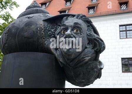 Einsteinbrunnen am Zeughaus, Ulm, Einstein-Brunnen, Albert Einstein, Bronze-Skulptur Gedenkbrunnen, Juergen von Goertz, Ulm, Bade-Wurtemberg, Allemagne, Europa Banque D'Images