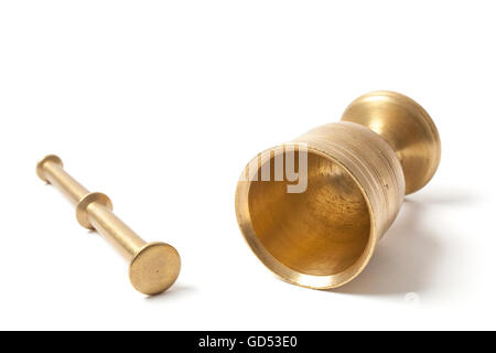 Image d'un petit mortier en cuivre isolé sur fond blanc. Banque D'Images