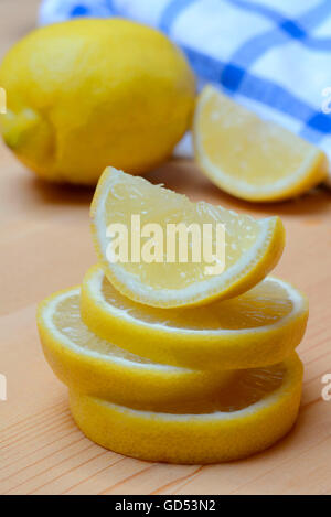 Zitrone / (Citrus limon) Scheibe, Scheiben, Viertel, geviertelt Banque D'Images