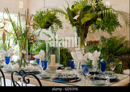 Grand arrangement des feuilles sur une table à manger dans la région de Leamington chambre villa coloniale, la Barbade Banque D'Images