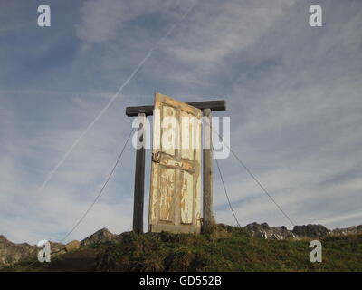 Vieille porte en bois, dans les montagnes, porte au ciel, Oberstdorf, Allgau, Allemagne Banque D'Images