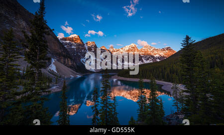 Lever du soleil sur le lac Moraine à Banff, Alberta, Canada Banque D'Images