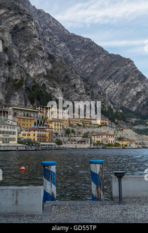 Baie romantique du lac de garde à Limone, Lombardie, Italie Banque D'Images