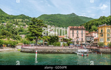 Front de mer de Varenna au lac de Côme vu du lac, Lombardie, Italie Banque D'Images