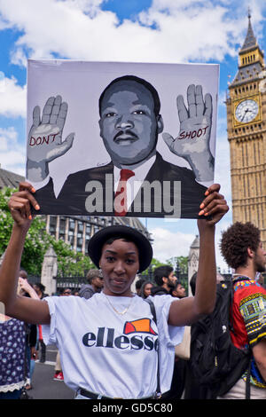 "Black vit" Plus de mille personnes ont défilé à Londres scandant 'hands up don't shoot'. La communauté noire a été scandalisé par la brutalité de la police après avoir tué de deux hommes noirs - une dans le Minnesota et un en Louisiane. Banque D'Images