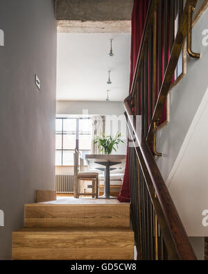 Parquet en chêne escalier menant jusqu'à plan ouvert salon salle à manger cuisine Banque D'Images