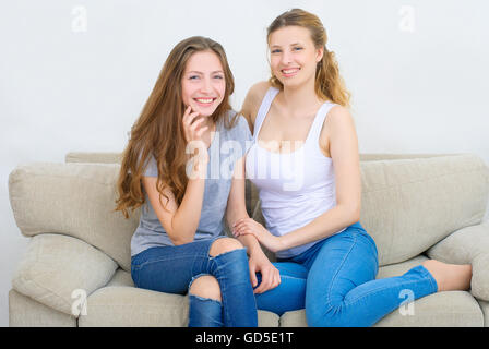 Portrait de deux jeunes femmes très heureux à la maison Banque D'Images