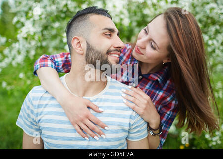 Amoureux dans le parc Banque D'Images