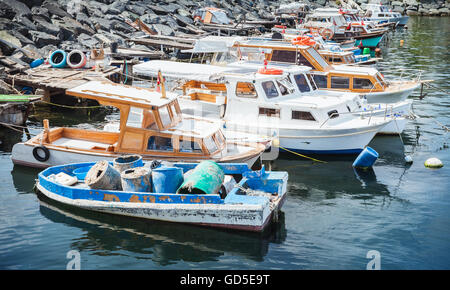 Bateaux de pêche en bois amarré à petit port d'Avcilar, district d'Istanbul, Turquie Banque D'Images