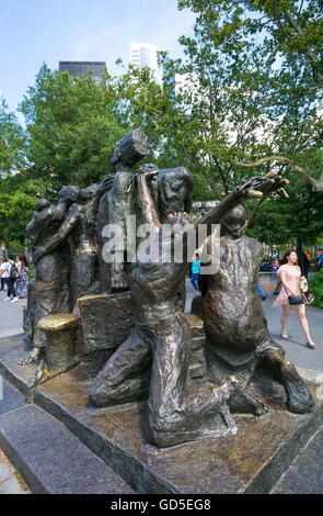 Les immigrants, une statue de Luis Sanguino respect qui ont émigré à New York et l'Amérique Banque D'Images