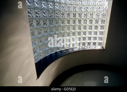 Grâce à Sun Streaming mur de verre dans un bloc d'escalier, American College, Bryn Mawr, Pennsylvanie, USA Banque D'Images