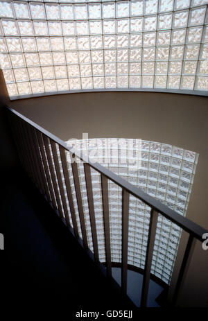 Grâce à Sun Streaming mur de verre dans un bloc d'escalier, American College, Bryn Mawr, Pennsylvanie, USA Banque D'Images