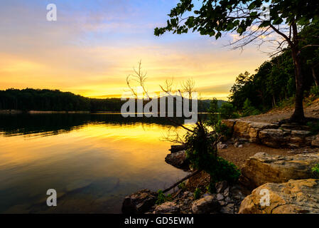 Un incroyable coucher du soleil sur le lac de la grotte Exécuter Daniel Boone National Forest. Capturé à Windy Bay Fishing Point. Banque D'Images