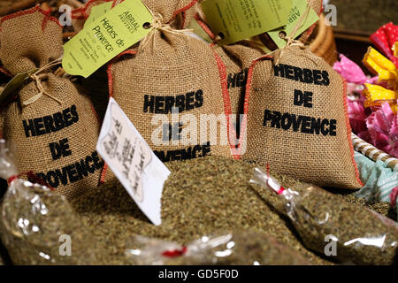 Des petits sacs d'herbes de provence lavande en vente sur un marché en plein air, wc séparés Banque D'Images