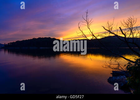 Un incroyable coucher de soleil colorés plus Cave Run Lake dans la forêt nationale Daniel Boone. Capturé à Windy Bay Fishing Point. Banque D'Images