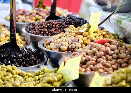 Olives noires et vertes fraîches à vendre dans un marché en plein air, wc séparés Banque D'Images