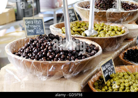 Olives noires et vertes fraîches à vendre dans un marché en plein air, wc séparés Banque D'Images