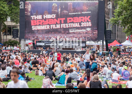 Des milliers de gens étendirent leurs couvertures et revendiquer leurs taches dans Bryant Park à New York le lundi 11 juillet 2016 pour la chaîne HBO Bryant Park Summer Film Festival. Le parc propose des films le lundi soir pendant l'été d'attirer un large éventail de visiteurs et jusqu'à environ 8000 personnes. (© Richard B. Levine) Banque D'Images