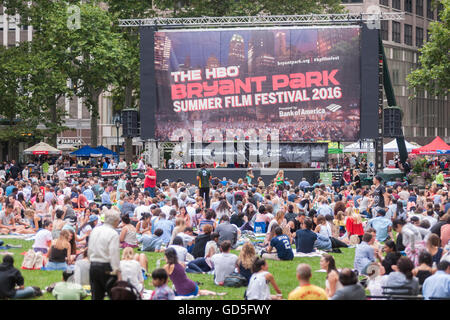 Des milliers de gens étendirent leurs couvertures et revendiquer leurs taches dans Bryant Park à New York le lundi 11 juillet 2016 pour la chaîne HBO Bryant Park Summer Film Festival. Le parc propose des films le lundi soir pendant l'été d'attirer un large éventail de visiteurs et jusqu'à environ 8000 personnes. (© Richard B. Levine) Banque D'Images