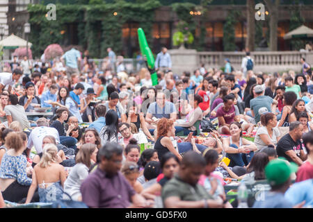 Des milliers de gens étendirent leurs couvertures et revendiquer leurs taches dans Bryant Park à New York le lundi 11 juillet 2016 pour la chaîne HBO Bryant Park Summer Film Festival. Le parc propose des films le lundi soir pendant l'été d'attirer un large éventail de visiteurs et jusqu'à environ 8000 personnes. (© Richard B. Levine) Banque D'Images